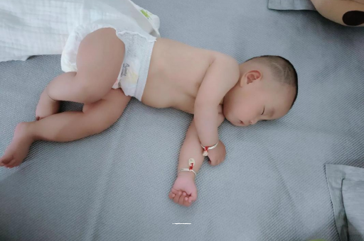 利津三个月宝宝抬头不稳